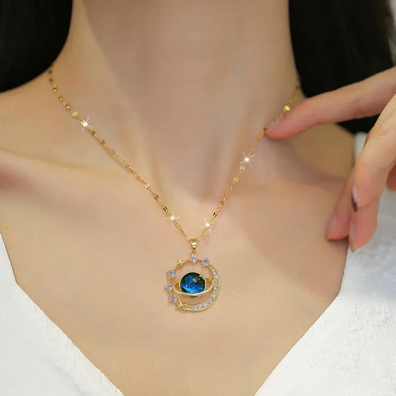 Collier de luxe avec pendentif planète lune et zircon incrusté