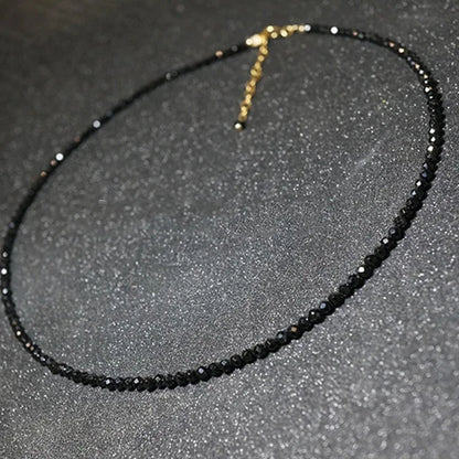 Collier ras du cou court et simple en perles noires